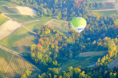 Güz mevsimi boyunca üzüm bağlarıyla kaplı Langhe (Piedmont, Kuzey İtalya) tepelerinde havadan balonlar uçuşmaktadır; 2014 yılından bu yana UNESCO Site.