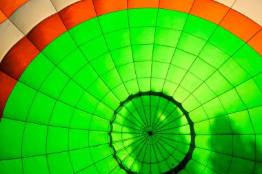 Sıcak hava dolum operasyonları sırasında, havadan turistik sinek için çok renkli bir balonun iç görünümü.