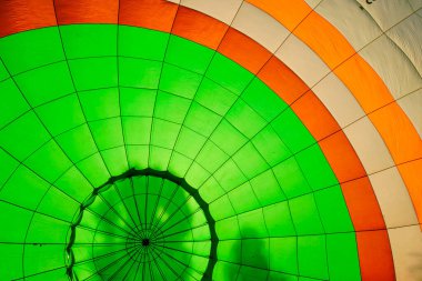 Sıcak hava dolum operasyonları sırasında, havadan turistik sinek için çok renkli bir balonun iç görünümü.