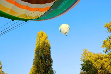 Turist kullanımı için bazı aerostatik balonların kalkışı.