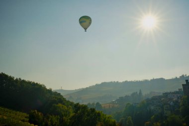 Güz mevsimi boyunca üzüm bağlarıyla kaplı Langhe (Piedmont, Kuzey İtalya) tepelerinde havadan balonlar uçuşmaktadır; 2014 yılından bu yana UNESCO Site.