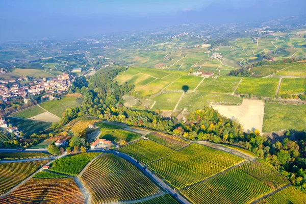 ランゲの丘陵地帯 ピードモント 北イタリア 秋の季節のブドウ畑の空中ビュー ユネスコサイト2014年以来 — ストック写真
