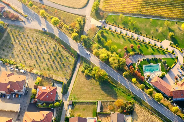 秋の間にランゲ ロエロ ピードモント 北イタリア の丘陵地帯のいくつかの典型的な村の空中ビュー ユネスコのサイト2014年以来 — ストック写真