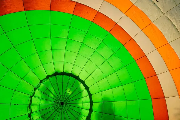 Sıcak hava dolum operasyonları sırasında, havadan turistik sinek için çok renkli bir balonun iç görünümü.