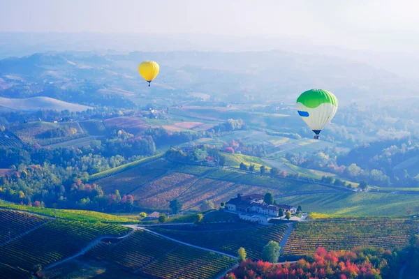 Aerostatiska Ballonger Flyger Över Bergen Langhe Piemonte Norra Italien Täckt Royaltyfria Stockbilder