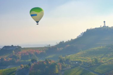 Güz mevsimi boyunca üzüm bağlarıyla kaplı Langhe (Piedmont, Kuzey İtalya) tepelerinde havadan balonlar uçuşmaktadır; 2014 yılından bu yana UNESCO Site.