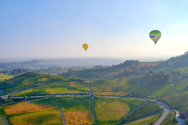 Des Ballons Aérostatiques Survolent Les Collines Langhe Piémont Italie Nord Photo De Stock