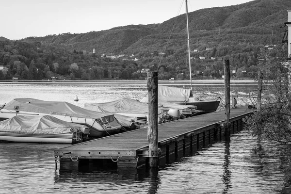 Barche Diporto Ormeggiate Molo Del Lago Orta Piccolo Lago Origine — Foto Stock