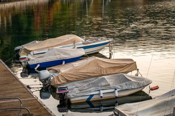 Sportboote Die Einem Pier Des Orta Sees Festmachen Einem Kleinen — Stockfoto