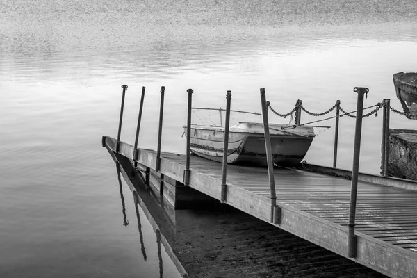 古いレジャーボートは ピードモント地域 北イタリアの高山起源の小さな湖 オルタ湖の桟橋に横たわっていた 修道院のある小さな島 ユネスコサイト があります — ストック写真