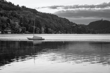 Orta Gölü 'nün kış gündoğumu manzarası. Kuzey İtalya' nın Piedmont Bölgesi 'nde Alp kökenli küçük bir göl. Manastırın küçük bir adası (UNESCO Sitesi) var..