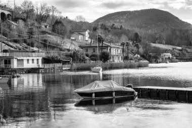 Orta Gölü 'nün suları üzerinde küçük turistik marina, Piedmont Bölgesi' nde (Kuzey İtalya) buzul kökenli küçük bir göl.).