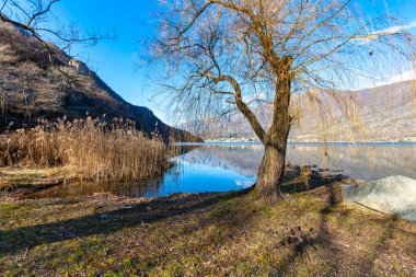 Mergozzo Gölü 'nün kış manzarası, İtalya' nın en ünlü gölü olan Maggiore Gölü 'ne (İtalya' nın ikinci büyük gölü) yakın küçük bir göl; İtalya (Piedmont ve Lombardy Bölgeleri) ile İsviçre sınırı arasında..