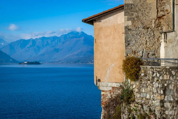 Widok Jezioro Kościoła Santa Caterina Del Sasso Jest Klasztor Zbudowany — Zdjęcie stockowe