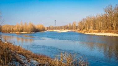 Ticino nehir kıyılarının kış panoraması, Cameri köyü (Novara Eyaleti, Piedmont, İtalya) yakınlarında. İsviçre 'de doğdu ve Po Nehri' nin ana koludur..
