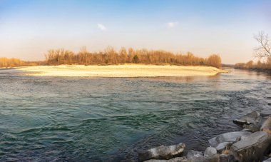 Ticino nehir kıyılarının kış panoraması, Cameri köyü (Novara Eyaleti, Piedmont, İtalya) yakınlarında. İsviçre 'de doğdu ve Po Nehri' nin ana koludur..