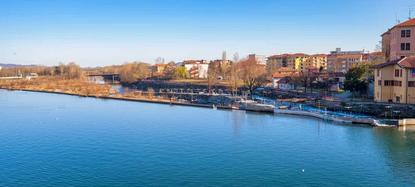 Río Dora Baltea Que Cruzó Ciudad Ivrea Provincia Torino Piamonte —  Fotos de Stock