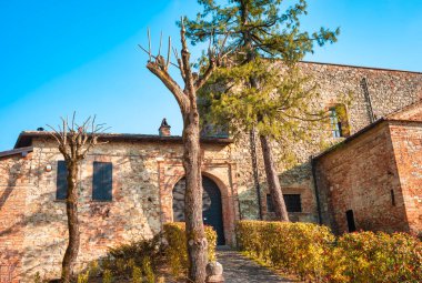 Lombardy, Pietra de 'Giorgi köyü, Lombardy, Piedmont ve Emilia bölgeleri arasında yer alır ve şarap üretimiyle ünlüdür..