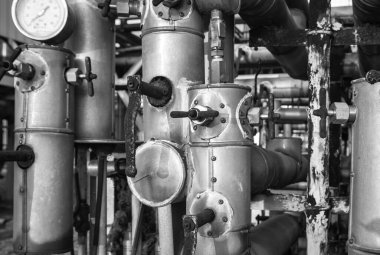 Petrol ve Gaz Endüstrisinin ayrıntıları. Termal yalıtım çelik borular ve vanalar. Hidrokarbonların depolanması ve taşınması için kullanılır, O & G arıtma tesislerinde..