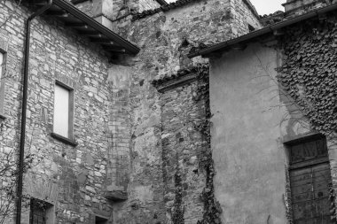 Oltrepo Pavese (Lombardy, Kuzey İtalya) tepeleri üzerinde, Golferenzo köyünün eski şehir merkezi görünümü; bu bölge değerli kırmızı ve parlak beyaz şarapları ile dünyaca ünlüdür..