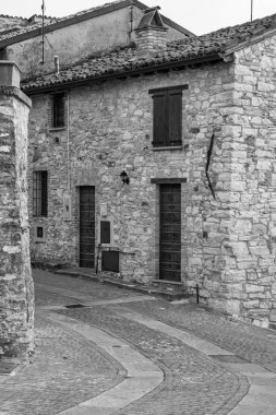 Oltrepo Pavese (Lombardy, Kuzey İtalya) tepeleri üzerinde, Golferenzo köyünün eski şehir merkezi görünümü; bu bölge değerli kırmızı ve parlak beyaz şarapları ile dünyaca ünlüdür..