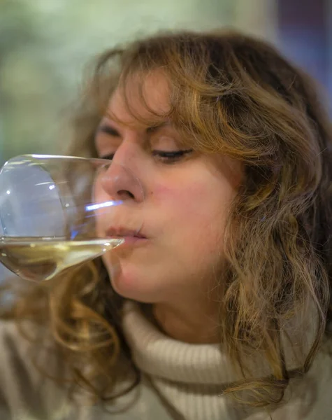 在意大利北部伦巴第的Oltrepo Pavese的酿酒厂里 一位成熟的女士正在品尝一杯白葡萄酒 这个地区以其珍贵的红葡萄酒和闪亮的白葡萄酒闻名世界 — 图库照片