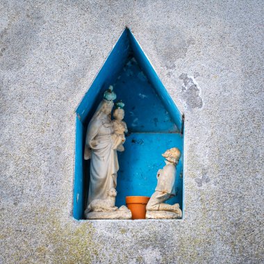 Oltrepo Pavese (Lombardy, Kuzey İtalya) tepeleri üzerinde bir köy eski Hıristiyan adak küçülme; bu bölge değerli kırmızı ve parlak beyaz şarapları ile dünyaca ünlüdür.