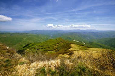 Lesima Tepesi 'nin tepesinden (Lombardy, Kuzey İtalya) gelen Panorama, Piedmont, Lombardy ve Emilia bölgeleri arasındaki sınırlarda bulunan havacılık balonu şekilli radar radarına ev sahipliği yapan küçük bir dağdır..