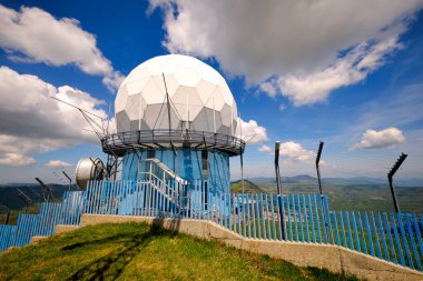 Lesima Tepesi (Lombardy, Kuzey İtalya), havacılık balonu şeklindeki radarıyla Piedmont, Lombardy ve Emilia bölgeleri arasındaki küçük bir dağdır..