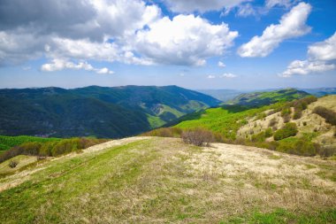 Lesima Tepesi 'nin tepesinden (Lombardy, Kuzey İtalya) gelen Panorama, Piedmont, Lombardy ve Emilia bölgeleri arasındaki sınırlarda bulunan havacılık balonu şekilli radar radarına ev sahipliği yapan küçük bir dağdır..