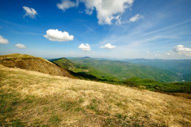 Lesima Tepesi 'nin tepesinden (Lombardy, Kuzey İtalya) gelen Panorama, Piedmont, Lombardy ve Emilia bölgeleri arasındaki sınırlarda bulunan havacılık balonu şekilli radar radarına ev sahipliği yapan küçük bir dağdır..