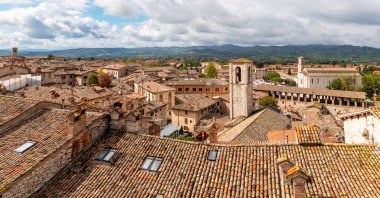 Gubbio 'nun (Umbria Bölgesi, Orta İtalya) eski şehir çatılarının panoraması. Eski ortaçağ şehri, İtalya 'nın Hıristiyan hamisi Aziz Francis' in yaşadığı şehirlerden biri olarak dünyaca ünlüdür..