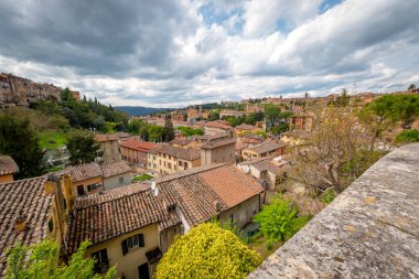 Perugia 'nın eski şehir çatılarının panoraması. Antik ortaçağ şehri, Umbria Bölgesi 'nin (İtalya' nın orta kesiminde) başkentidir.).