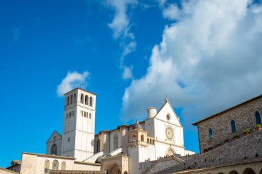 Assisi 'deki (Perugia Eyaleti, Orta İtalya) Başkent Basilikası' nın manzarası; St. Francis 'in (Hıristiyan İtalyanlar' ın koruyucusu) evi, UNESCO bölgesi ve bir Hristiyan hac merkezidir..