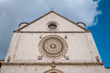 Assisi 'deki (Perugia Eyaleti, Orta İtalya) Superior Basilica cephesinin Deatil' i; St. Francis 'in (Hıristiyan İtalyanlar' ın koruyucusu) evi, UNESCO bölgesi ve bir Hristiyan hac mekanı..