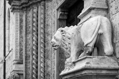 Heykelin ayrıntıları ve Perugia 'daki Priori Sarayı' nın giriş kapısı, antik ortaçağ şehri Umbria Bölgesi 'nin (İtalya' nın merkezi) başkentidir.).