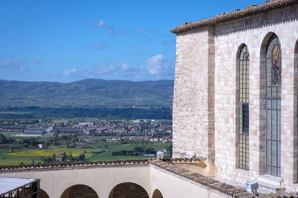 アッシジ ウンブリア地方 イタリア中央部 の街を囲む田舎や丘のパノラマ 古代の中世都市は イタリアのキリスト教の守護聖人である聖フランシスの発祥の地として世界的に有名です — ストック写真