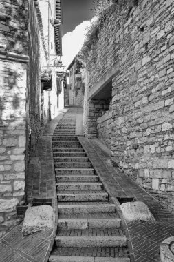 Orta İtalya 'nın Umbria Bölgesi' nde bulunan Assisi köyünün siyah ve beyaz manzarası; antik ortaçağ kenti, İtalya 'nın Hıristiyan hamisi Aziz Francis' in doğduğu yer olarak dünyaca ünlü..