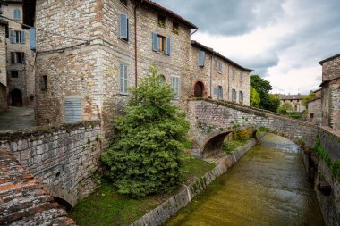  Orta İtalya 'nın Spello (Umbria Bölgesi) köyündeki Infiorata (Mayıs ve Haziran ayları arasında) adlı çiçek fuarıyla ünlü bir ortaçağ köyü.).