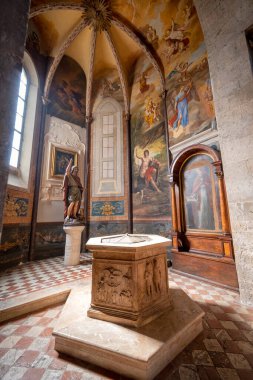 Eski şehir merkezi Gubbio 'da (Umbria Bölgesi, Orta İtalya) eski bir Hıristiyan kilisesi, barok tarzı iç görünümü. Assisi 'li Aziz Francis gibi dünyaca ünlü bir şehir mi?.