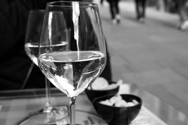 スパークリングワインのグラスとアッシジのイタリアの典型的な前菜のためのいくつかのプレッツェル ウンブリア地方 — ストック写真