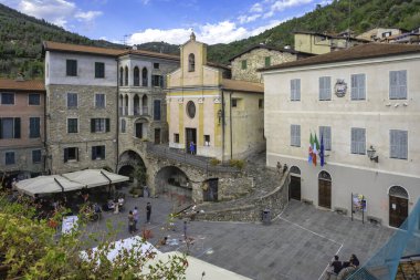 Ligurian Alpleri 'nin (Kuzey İtalya) yukarısında, İtalya ile Fransa arasındaki sınırlara yakın taştan yapılmış küçük bir köy olan.