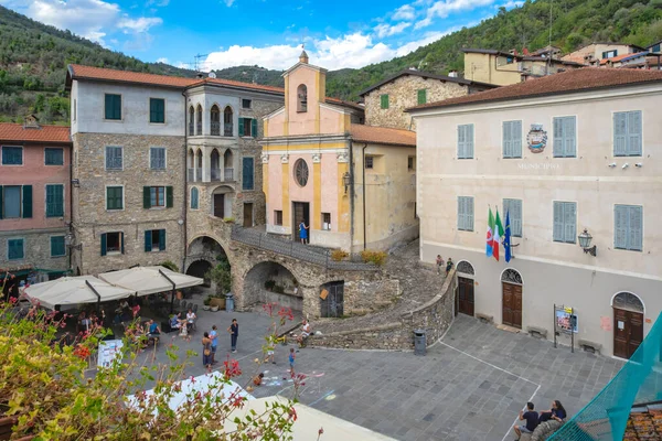 Vista Praça Principal Apricale Uma Pequena Aldeia Antiga Casas Feitas — Fotografia de Stock