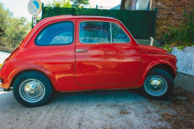 70 'lerde üretilen klasik kırmızı İtalyan arabası, Fiat 500 olarak bilinir, Liguria Bölgesi' nde (Kuzey İtalya) park halindedir.).