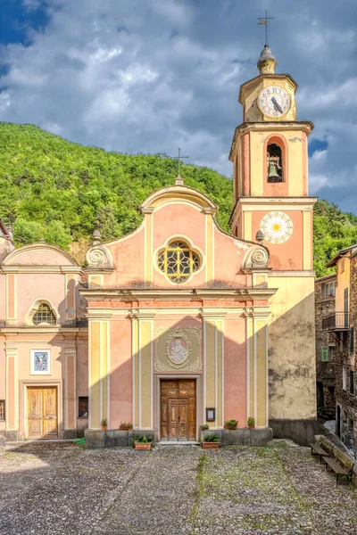 ブッジョ教会のバロック様式のファサード 洗礼者聖ヨハネ専用 帝国県の小さな村 リグーリア州 北イタリア フランスとイタリアの国境近く — ストック写真