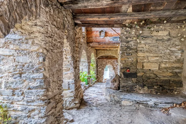 Ligurian Alpleri 'nin (Imperia Eyaleti, Kuzey İtalya) yukarısındaki İtalya-Fransa sınırlarına yakın Realdo' nun tipik taş yapılmış evleri..