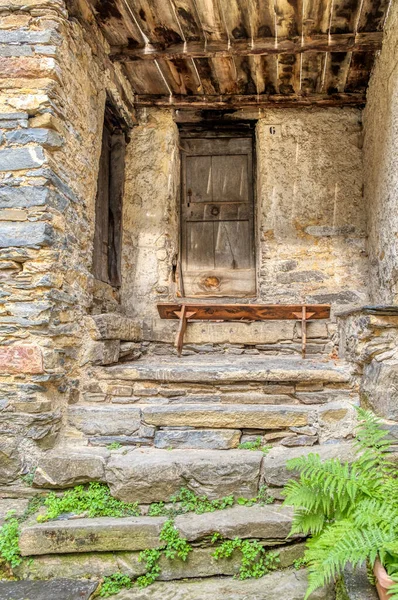 Typowe Stare Kamienne Domy Stylu Realdo Mała Wioska Nad Alpami — Zdjęcie stockowe