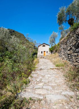 Rocchetta Nervina köyünün yukarısında küçük eski bir kilisenin bulunduğu bir dağ yolu; Liguria Bölgesi 'nin (Kuzey İtalya) uzak batısında Fransız sınırına yakın küçük bir köy..