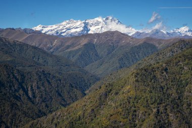 Panoramica Zegna dağlarının sonbahar manzarası. Turistik bir bakış açısıdır, Piedmont Bölgesi (Kuzey İtalya), Biella ili. Arka planda: Rosa Massif (İtalyan Alpleri).