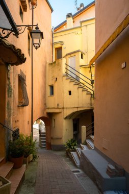 Olivetta köyünün eski evleri (Imperia ili, Ligurian Bölgesi, Kuzey İtalya). İtalyan-Fransız sınırına yakın bir yerde, ince bir zeytinyağı üretiliyor..